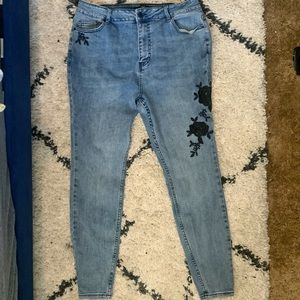 Embroidered high waisted jeans